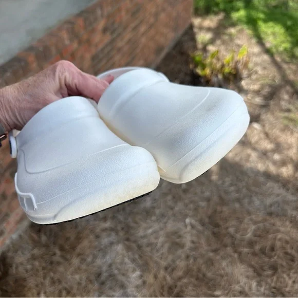 CROCS 🐊 Men’s size 6 Women’s size 8 Bright  White Slip On Shoes - Picture 14 of 16